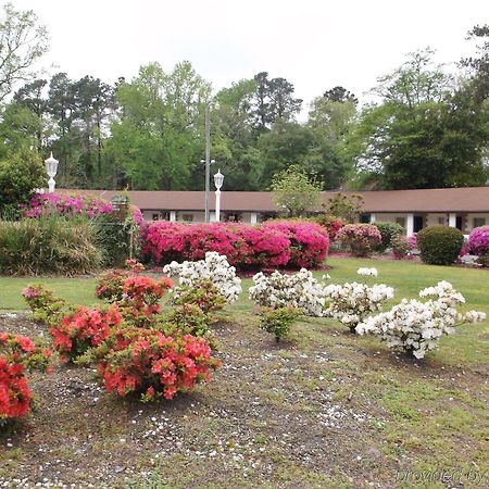 Azalea Inn & Suites Wilmington Exterior photo