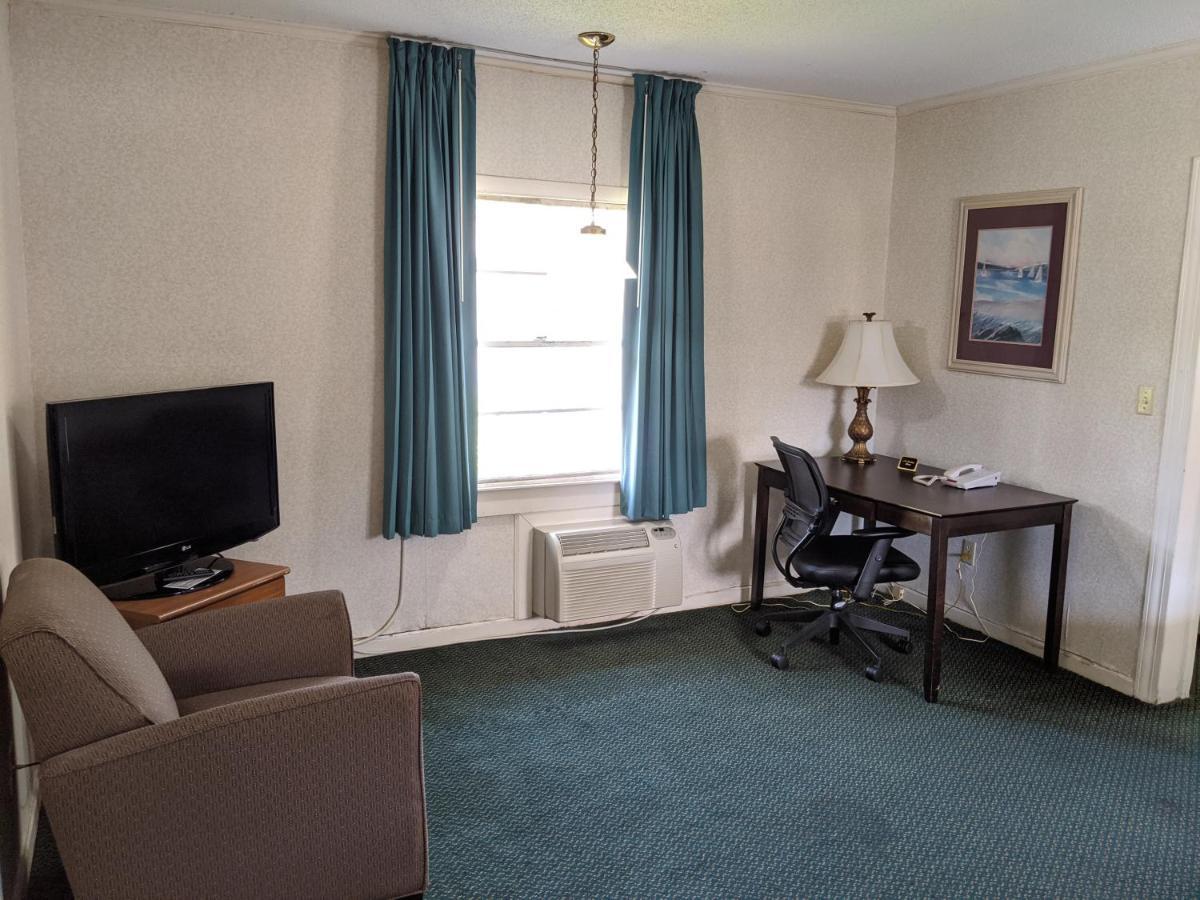 Azalea Inn & Suites Wilmington Exterior photo
