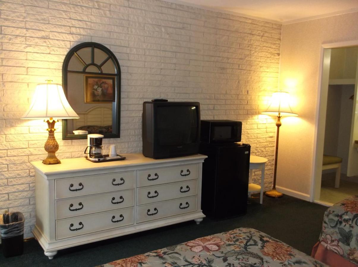 Azalea Inn & Suites Wilmington Room photo